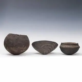 P.N. Guinea, three earthenware bowls – kavel bij Veilinggebouw De Zwaan, Amsterdam