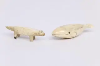 Alaska, two marine ivory amulets, one blue whale and a quadruped – kavel bij Veilinggebouw De Zwaan, Amsterdam
