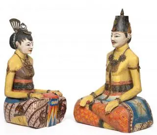 Java, Jogyakarta, a couple of carved and painted seated figures, Loro Blonyo, first half 20th century – kavel bij Veilinggebouw De Zwaan, Amsterdam