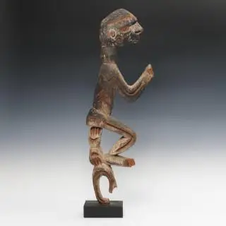 Papua, Asmat, fragment of a larger sculpture, depicting a seated anthropomorph on top of two hands, traces of black, red and white pigments – kavel bij Veilinggebouw De Zwaan, Amst