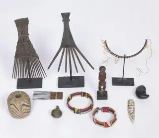A collection of eleven various tribal objects – kavel bij Veilinggebouw De Zwaan, Amsterdam