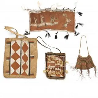 Papua, Highlands, a plant fiber small bag, bilum with a bamboo container showing incised pattern – kavel bij Veilinggebouw De Zwaan, Amsterdam