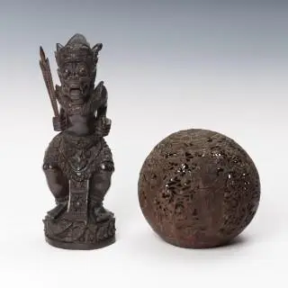 Bali, a fine open worked coconut shell ornament with stand and a carved wooden figure Bhima – kavel bij Veilinggebouw De Zwaan, Amsterdam