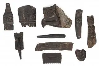 Northwest America, a collection of eleven finely carved horn amulets – kavel bij Veilinggebouw De Zwaan, Amsterdam