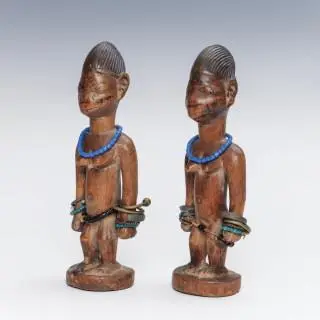 Benin, Fon Yoruba, a pair of female twin figures – kavel bij Veilinggebouw De Zwaan, Amsterdam