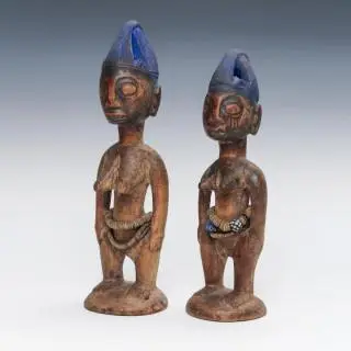 Nigeria, Yoruba, Oyo, a pair of female twin figure, Ibeji – kavel bij Veilinggebouw De Zwaan, Amsterdam