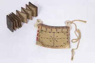 Sumatra, Batak, a fine braided plant fiber bag and a miniature pustaha – kavel bij Veilinggebouw De Zwaan, Amsterdam