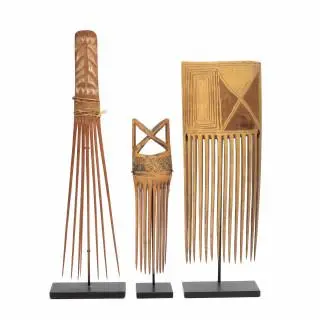 West Papua, Cenderawasih Bay, a bamboo comb showing an X-shaped open top and P.N. Guinea two other bamboo combs – kavel bij Veilinggebouw De Zwaan, Amsterdam