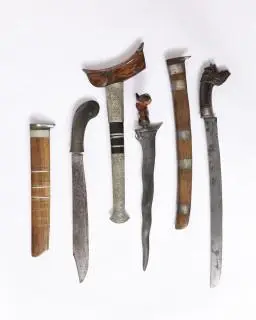 Sumatra, Minangkabau, a kris and two Javanese swords, klewang – kavel bij Veilinggebouw De Zwaan, Amsterdam