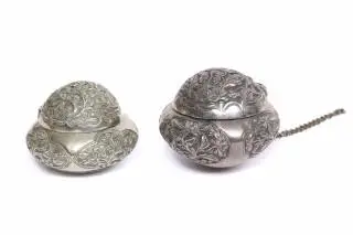 Aceh, two silver alloy bulbous siri containers, salapeh – kavel bij Veilinggebouw De Zwaan, Amsterdam