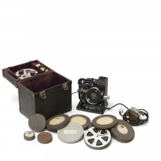A Film projector and seven film in metal boxes. Family films about the time in Merauke, 1930-1933 and Bali, 1933 – kavel bij Veilinggebouw De Zwaan, Amsterdam