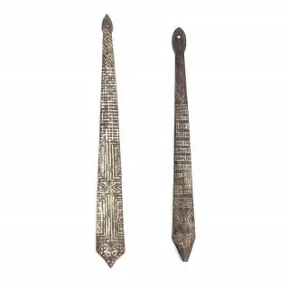 Papua, Marind Anim, two wooden bull roarers in the shape of a fishes – kavel bij Veilinggebouw De Zwaan, Amsterdam