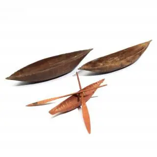 Papua, Frederik Hendrik Islands (Yos Sudarso Islands), two canoe-shaped dishes and a ritual miniature canoe with two oars – kavel bij Veilinggebouw De Zwaan, Amsterdam
