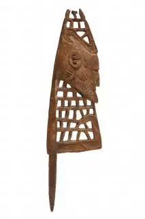 Papua, Asmat, canoe prow, in the shape of an anthropomorphic head between an open worked pattern – kavel bij Veilinggebouw De Zwaan, Amsterdam