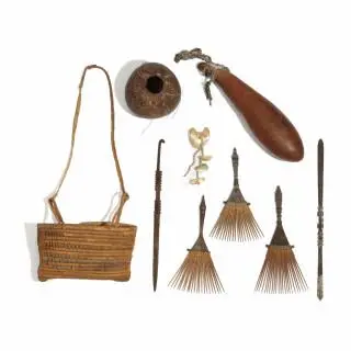 Indonesia, a various collection of objects, consisting of three Bali combs, a coconut shell and a gourd container, two Marind anim sticks, a shell… – kavel bij Veilinggebouw De Zwa