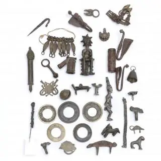 A collection of West African copper alloy and metal objects – kavel bij Veilinggebouw De Zwaan, Amsterdam