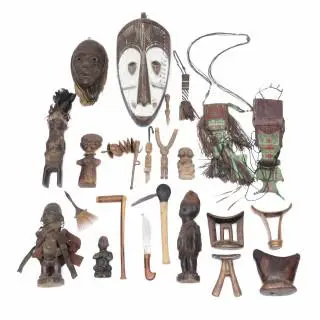 A various collection of wooden African objects and leather Toeareg objects – kavel bij Veilinggebouw De Zwaan, Amsterdam