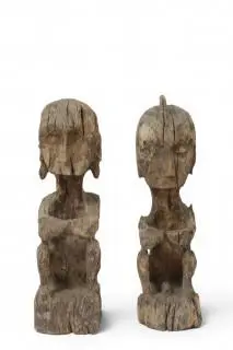 Indonesia, a pair of weathered figures in Leti style – kavel bij Veilinggebouw De Zwaan, Amsterdam
