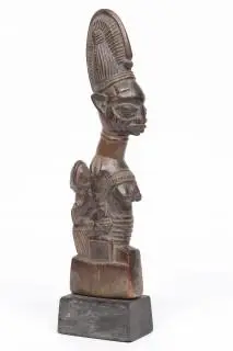Nigeria, Ekiti, Efon-Alaaye, a rare and finely carved Shango dance staff, Attributed to the Adeshina family workshop, ca. 1900 – kavel bij Veilinggebouw De Zwaan, Amsterdam