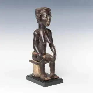 Ghana, Akan, a seated female figure – kavel bij Veilinggebouw De Zwaan, Amsterdam