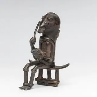 Ghana, Akan, a copper alloy sculpture of a seated hunter – kavel bij Veilinggebouw De Zwaan, Amsterdam