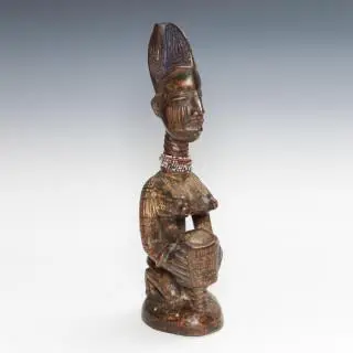 Nigeria, Yoruba, Ekiti, a seated female cup bearer – kavel bij Veilinggebouw De Zwaan, Amsterdam