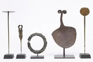 A collection of five various African metal objects – kavel bij Veilinggebouw De Zwaan, Amsterdam