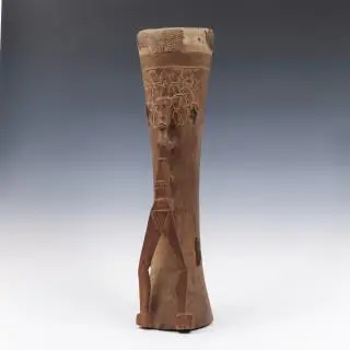 Papua, Kamoro, a fine and old hourglass-shaped drum – kavel bij Veilinggebouw De Zwaan, Amsterdam
