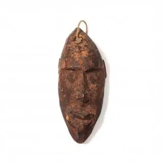 P.N. Guinea, Iatmul, a delicately carved miniature amulet mask – kavel bij Veilinggebouw De Zwaan, Amsterdam
