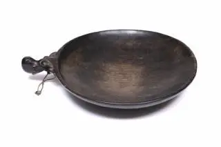 Borneo, Kalimantan, Dayak, a harwood ceremonial circular dish – kavel bij Veilinggebouw De Zwaan, Amsterdam