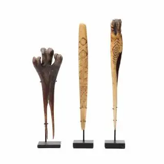 P.N. Guinea, Abelam, a flat bone hair ornament and a two pronged bone hair ornament – kavel bij Veilinggebouw De Zwaan, Amsterdam