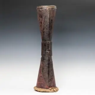 P.N. Guinea, Huon Gulf, hourglass shaped drum, on both sides decorated with lappets with spirals and geometric motifs, traces of red and black pigm… – kavel bij Veilinggebouw De Zw