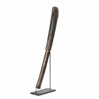 Papua, Cenderawasih Bay, shaft of a sago pounder, the upper part with a crouching korwar figure – kavel bij Veilinggebouw De Zwaan, Amsterdam
