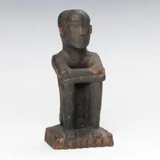 Philippines, Ifugao, Kalanguya people, squatting anthropomorphic figure on a rectangular serrated base – kavel bij Veilinggebouw De Zwaan, Amsterdam