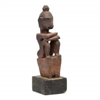 Moluccas, Leti, a squatting ancestral figure, yene – kavel bij Veilinggebouw De Zwaan, Amsterdam
