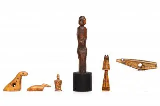 North America, Alaska, Inuit, six marine ivory and bone objects – kavel bij Veilinggebouw De Zwaan, Amsterdam