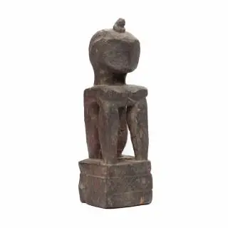 South West Moluccas, an old squatting ancestor figure, yene – kavel bij Veilinggebouw De Zwaan, Amsterdam