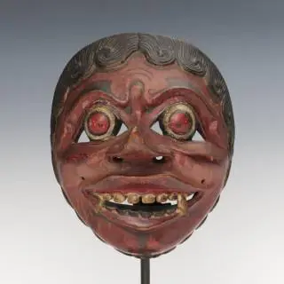 Java, face mask, topeng, ca. 1900 or older, the expressive face with bulbous eyes, opened mouth showing separate teeth, details in black, leather m… – kavel bij Veilinggebouw De Zw