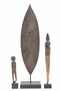 Borneo, Kalimantan, Dayak Barito, a wooden dance shield and two Dayak amulets – kavel bij Veilinggebouw De Zwaan, Amsterdam