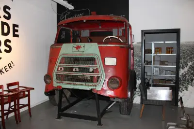 Antieke decoratieve vrachtwagencabine DAF op onderstel. Afmeting 220 x 190 x 235 cm. Dient gedemonteerd te worden, staat op eerste verdieping – kavel bij HNVI, Eindhoven
