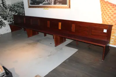 Houten kerkbank met knielbankje aan achterzijde. Vermoedelijk eiken. Afmeting circa 460 x 70 x 85 cm. LET OP: staat op eerste verdieping – kavel bij HNVI, Eindhoven