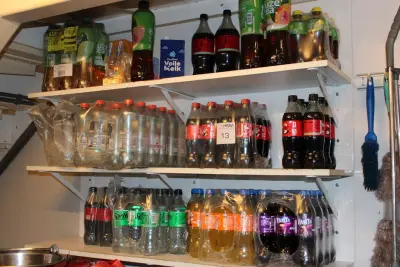 Voorraad dranken op vijf schappen waaronder Cola en Fanta ruim 125 stuks. THT deels verlopen – kavel bij HNVI, Eindhoven