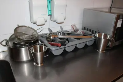 Bestekbak, emmer en pan met diverse koksgereedschappen – kavel bij HNVI, Eindhoven