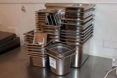 Gastronormbakken in diverse maten met enkele deksels circa 45 stuks – kavel bij HNVI, Eindhoven