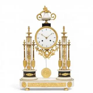 Frankrijk, wit marmeren portico pendule, Louis XVI, circa 1800 – kavel bij Veilinggebouw De Zwaan, Amsterdam