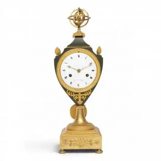 Frankrijk, verguld bronzen en deel groen gepatineerde vaaspendule, Directoire, circa 1790 – kavel bij Veilinggebouw De Zwaan, Amsterdam