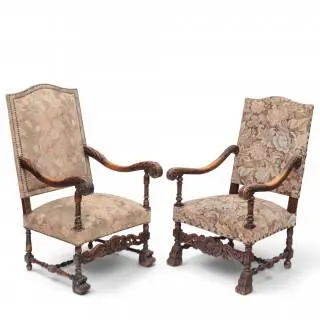 Eén beukenhouten en één notenhouten fauteuil in Lodewijk XIV-stijl, 19e eeuw – kavel bij Veilinggebouw De Zwaan, Amsterdam