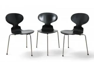 Arne Jacobsen voor Fritz Hansen, Denenmarken, set van drie Ant Chairs, Model No. 3100, ontwerp 1951-1952, productiejaar 1974 – kavel bij Veilinggebouw De Zwaan, Amsterdam