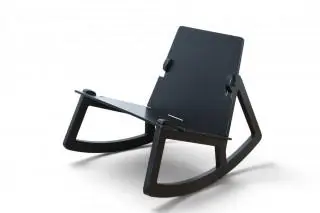 Fredrik Färg voor Design House Stockholm, 'The Rock-Chair' schommelstoel, ontwerp 2011 – kavel bij Veilinggebouw De Zwaan, Amsterdam