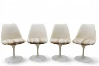 Set van vier tulpstoelen – kavel bij Veilinggebouw De Zwaan, Amsterdam